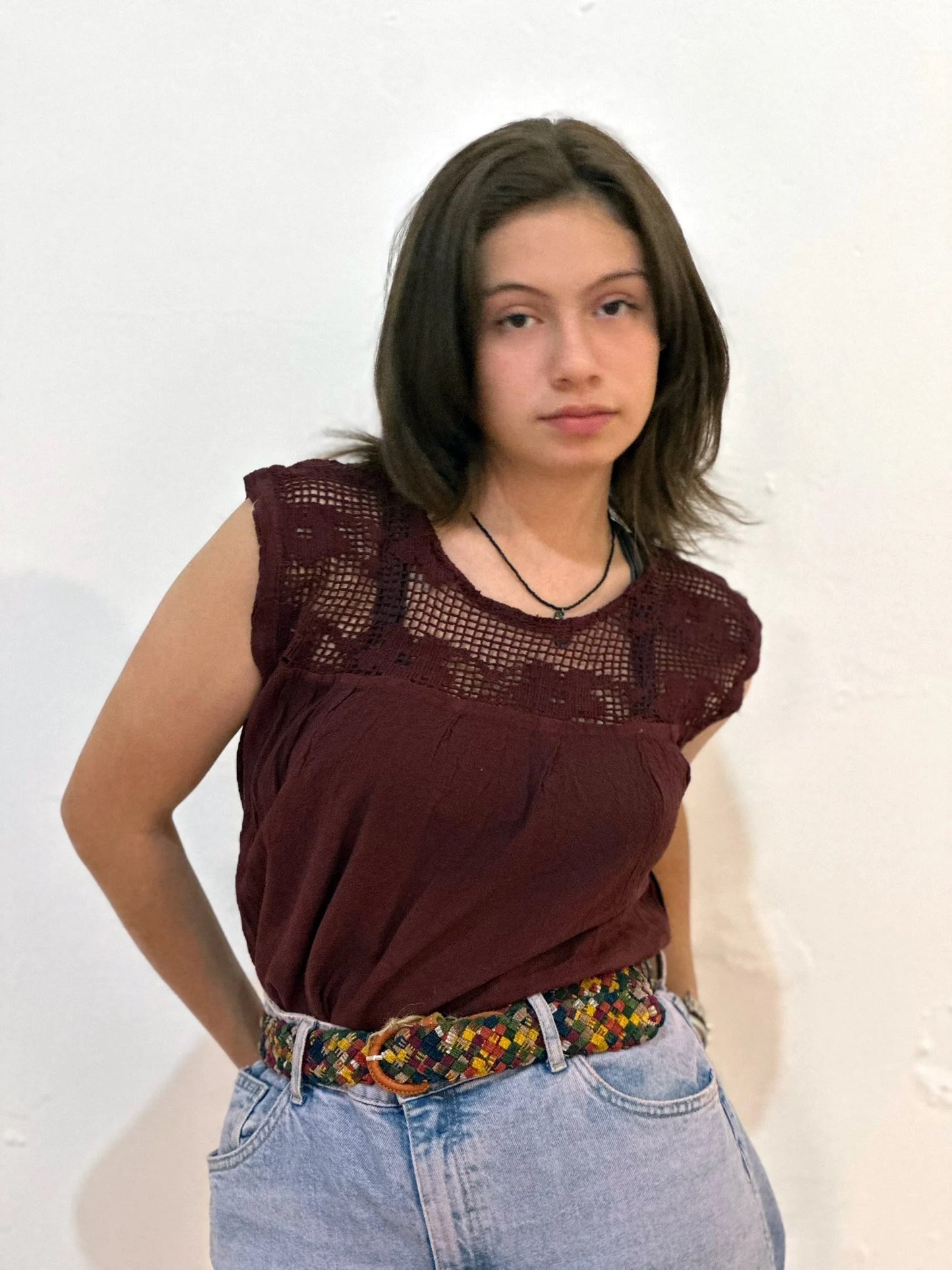 Blusa de manta color vino teñida a mano con bordado en telar de pedal, sin mangas, unitalla