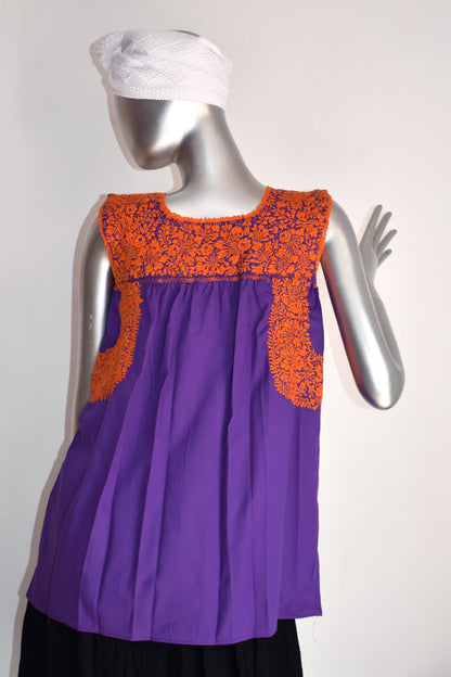 Blusa artesanal sin mangas bordada a mano en San Antonino, popelina morada con bordado naranja
