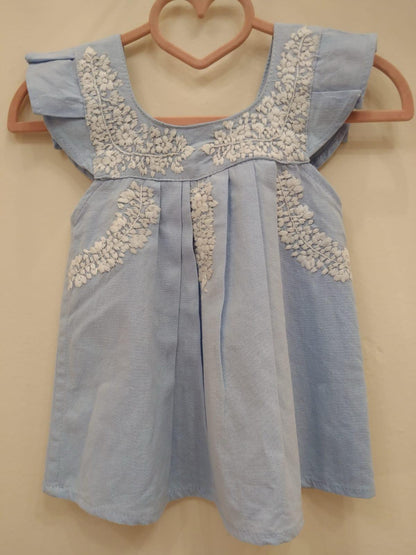 Vestido de Verano para Bebé – Azul Suave con Olanes y Tablillas – Hecho a Mano en Oaxaca – 100% Algodón