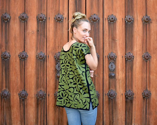 Blusa bordada a mano con aves verde olivo – Estilo bohemio ideal para la playa | Hecha en Jalapa de Díaz, Oaxaca