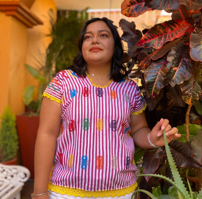 Blusa artesanal de telar de cintura con brocado multicolor “100 cien pies”, rayas blancas y rosa, orillas de crochet
