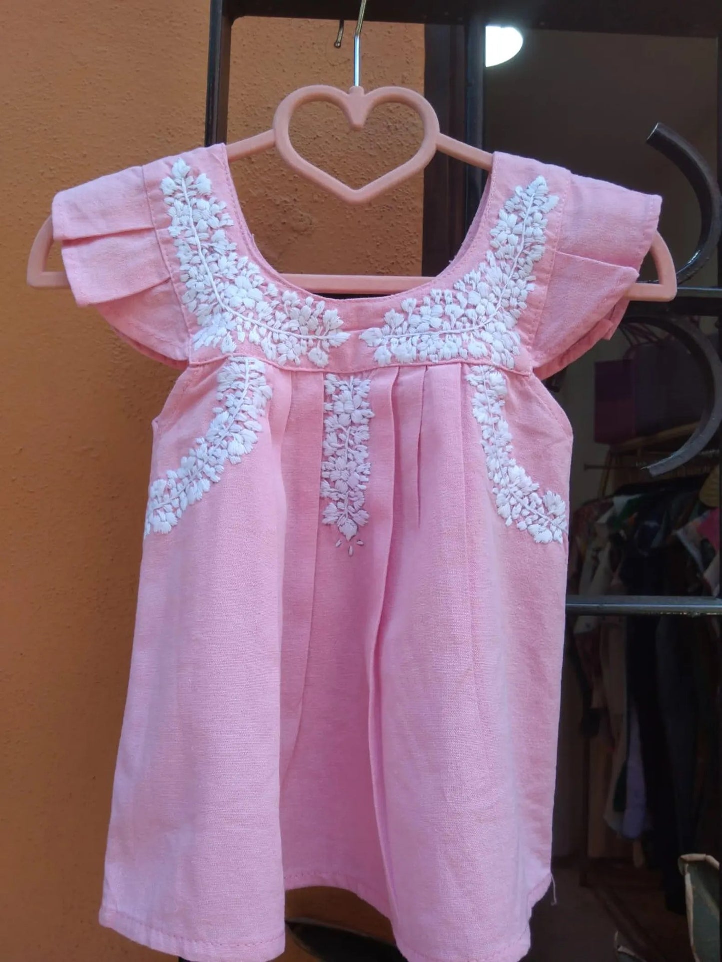 Vestido de Verano para Bebé – Rosa con Bordado y Pliegues – Hecho a Mano en Oaxaca – 100% Algodón