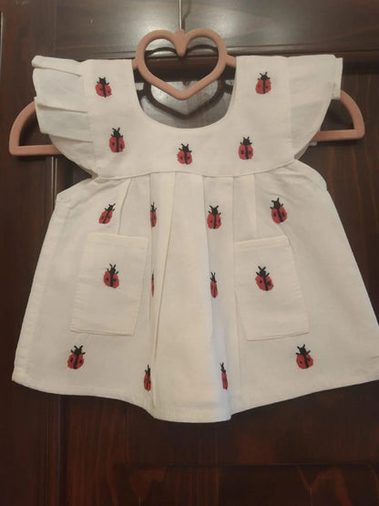 Vestido de Bebé Beige con Bordado de Catarinas – Hecho a Mano en Oaxaca – 100% Manta Prelavada