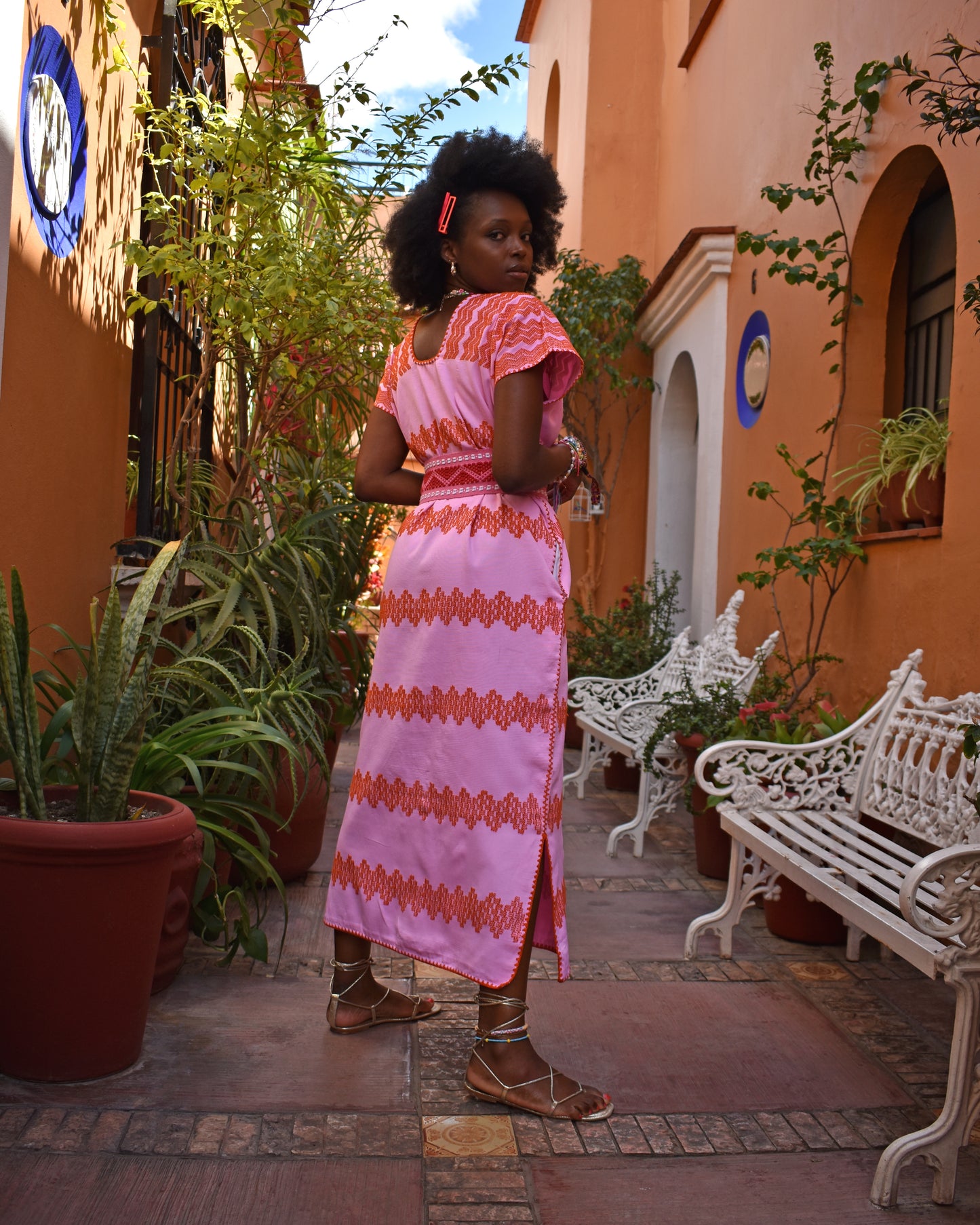 Huipil/Vestido Largo Hasta el Tobillo para Playa - Rosa con Brocados de Zigzag en Naranja, con Bolsillos