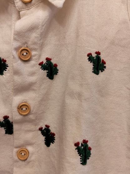 Guayabera Artesanal para Bebé de Manta Beige – Bordado a Mano | Talla 1
