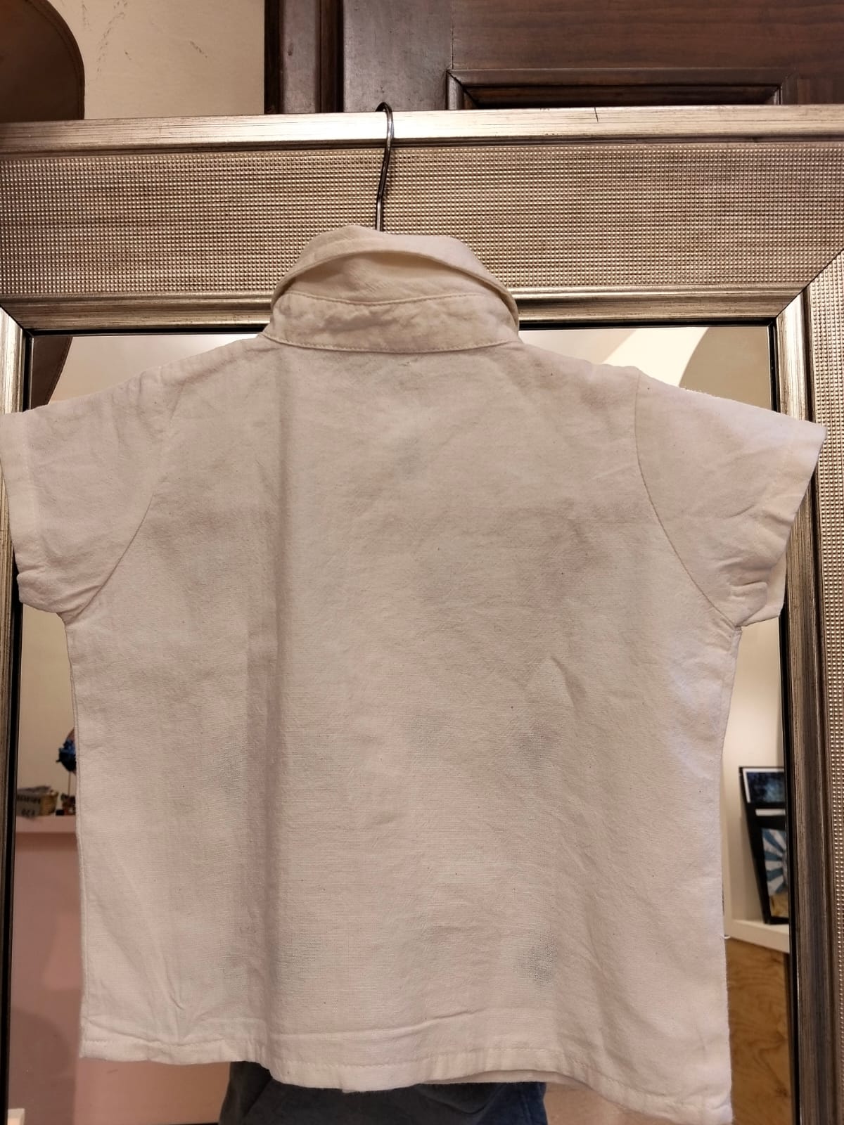 Guayabera Artesanal para Bebé de Manta Beige – Bordado a Mano | Talla 1