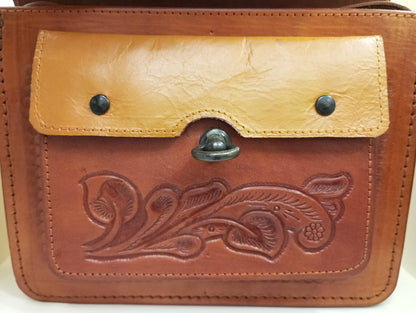 Bolso tipo clutch de cuero cruzado cincelado a mano