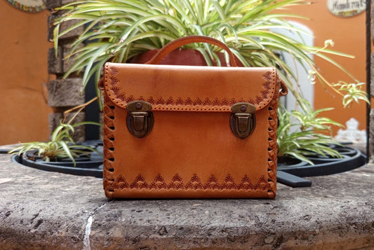 Mini Crossbody de Cuero artesanal  Color Miel – Bolsa Cuadrada Tejida y grabada a mano