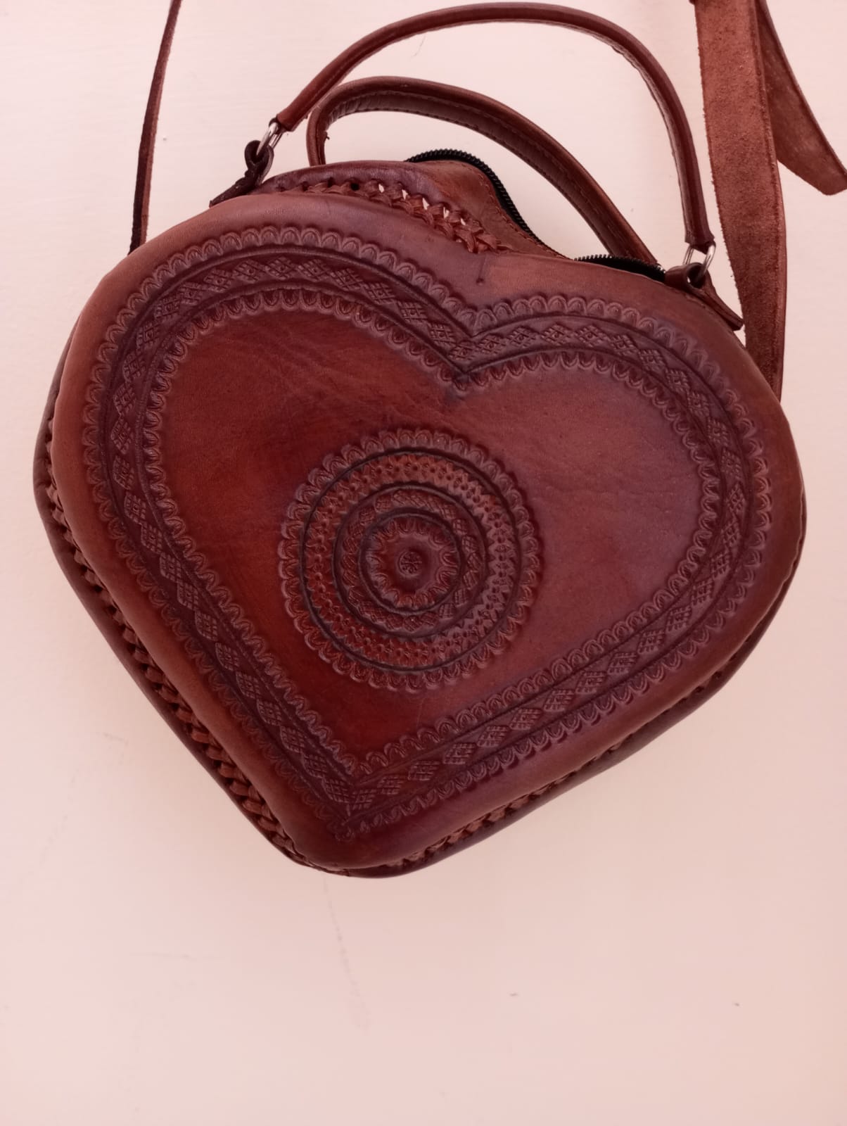 Bolsa corazón en Cuero y pelo artesanal
