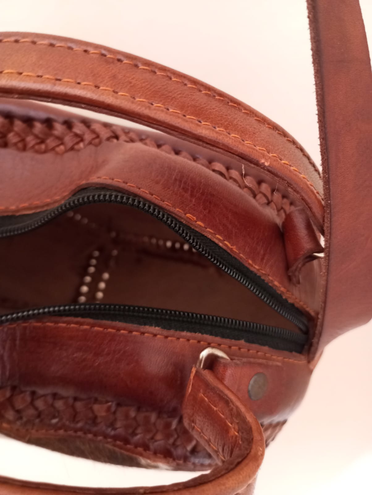 Bolsa corazón en Cuero y pelo artesanal
