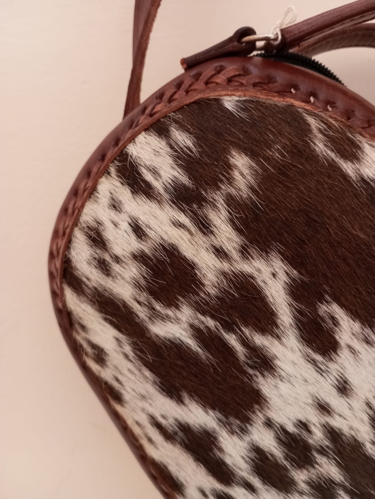 Bolsa corazón en Cuero y pelo artesanal