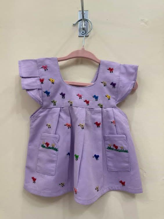 Vestido Bordado para Bebé en Color Lila – Hecho a Mano