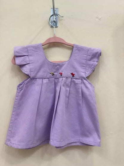 Vestido Bordado para Bebé en Color Lila – Hecho a Mano