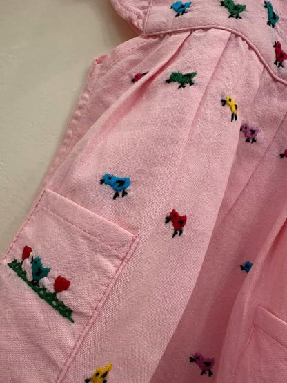 Vestido para Bebé Rosa Claro con Bordado de Pollitos Multicolor 🐥🌸