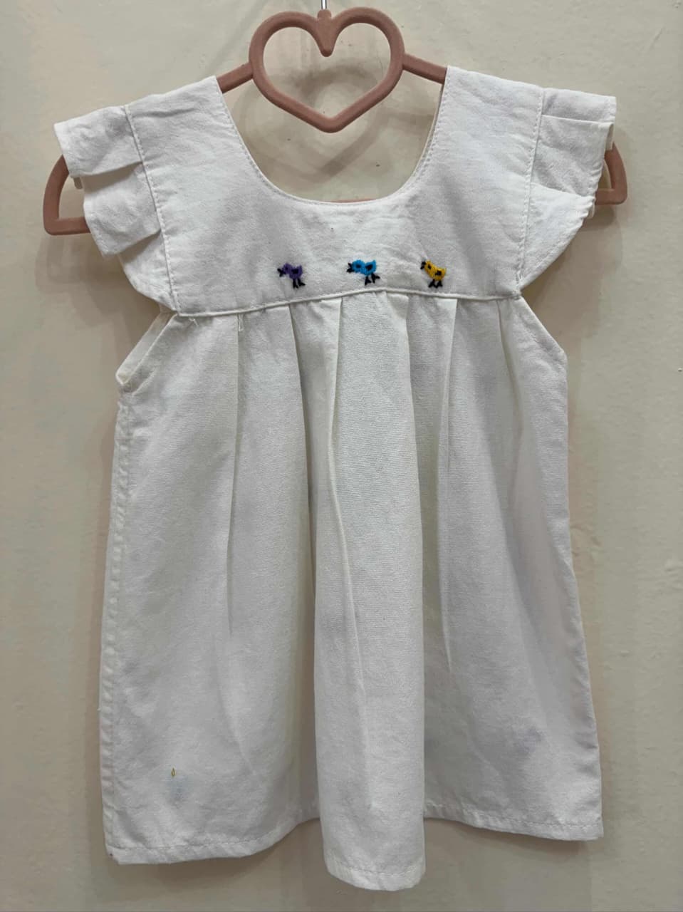 Vestido Artesanal para Bebé con Bordado de Pollitos Multicolor 🐥✨