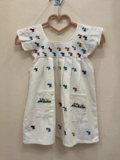 Vestido Artesanal para Bebé con Bordado de Pollitos Multicolor 🐥✨