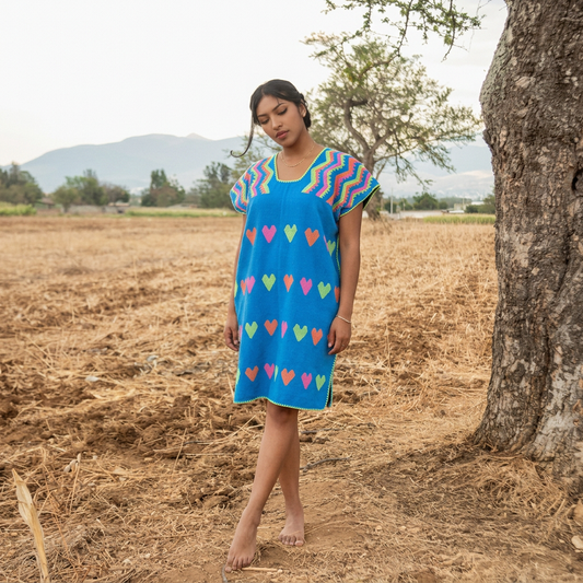 Huipil San Juan Colorado: Azul Turquesa con Corazones Neón en Bordado de Realce