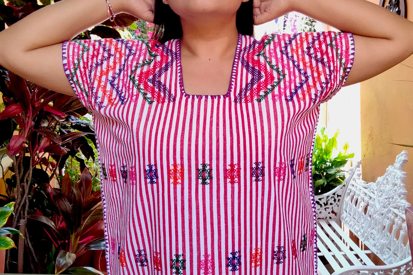Huipil Artesanal Rayado Rosa con Bordado Tradicional Flor de piña de colores – Hecho en Oaxaca