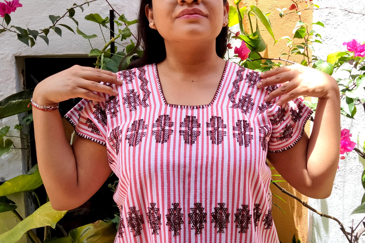 Huipil Artesanal Rayado Rosa con Bordado Tradicional Marrón Oscuro – Hecho en Oaxaca