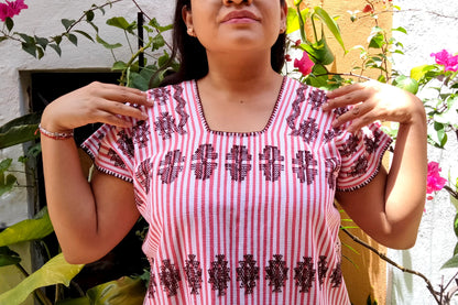 Huipil Artesanal Rayado Rosa con Bordado Tradicional Marrón Oscuro – Hecho en Oaxaca