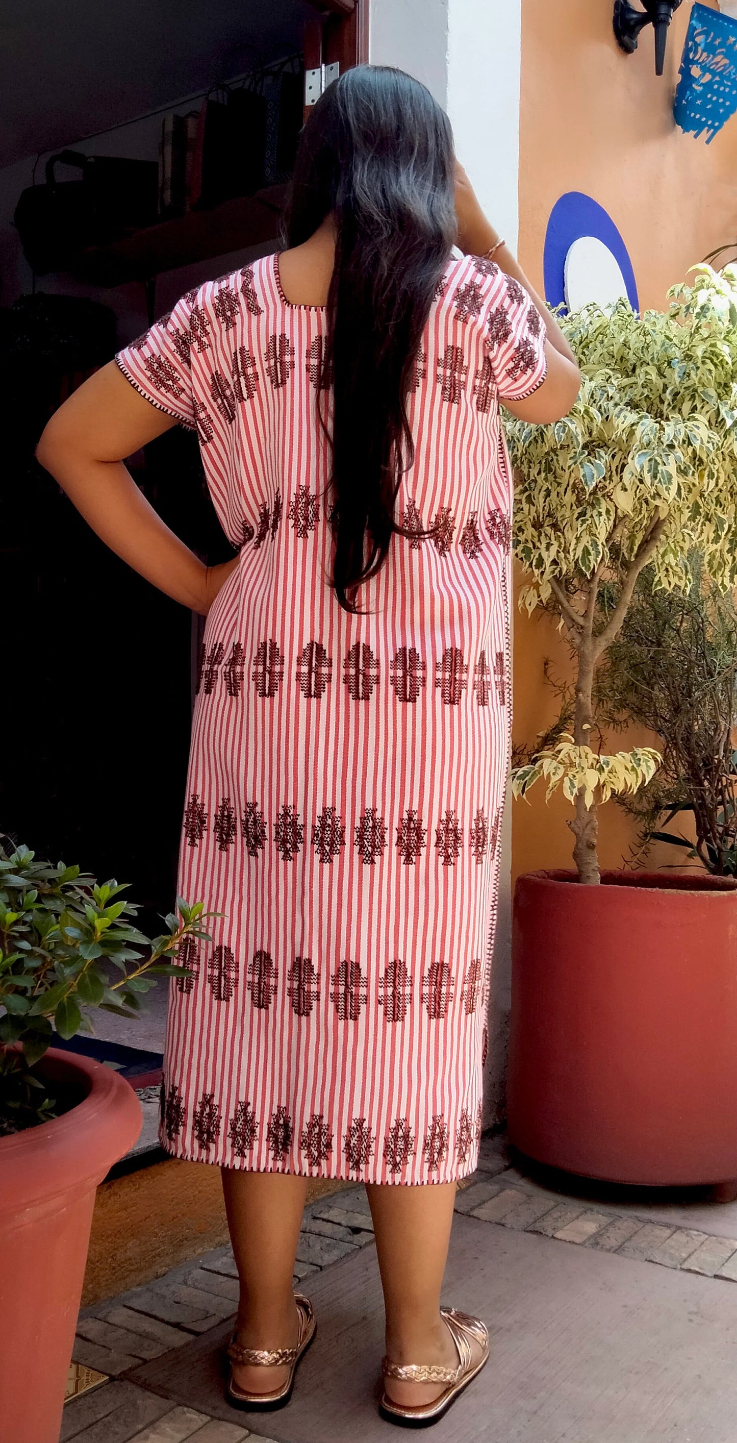 Huipil Artesanal Rayado Rosa con Bordado Tradicional Marrón Oscuro – Hecho en Oaxaca