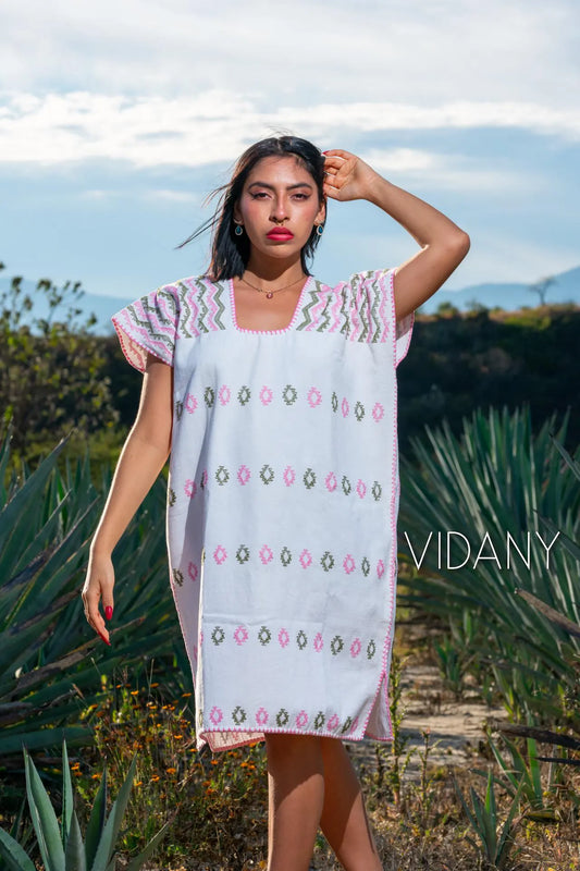 Mini Huipil Blanco Tejido a Mano con Brocado de Diamantes en Rosa Suave y Verde Olivo – Estilo Playa Resort