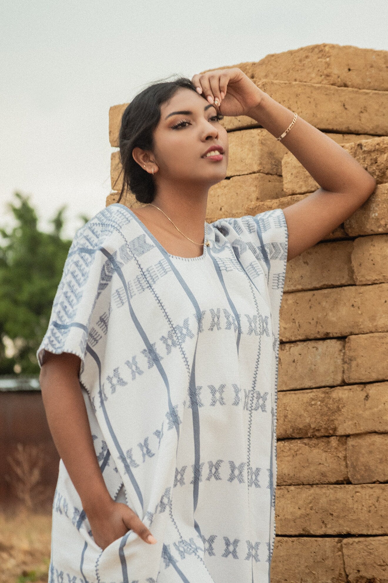 Huipil Mini/Vestido Oversize Blanco con Brocado Azul Grisáceo – Artesanía Oaxaqueña