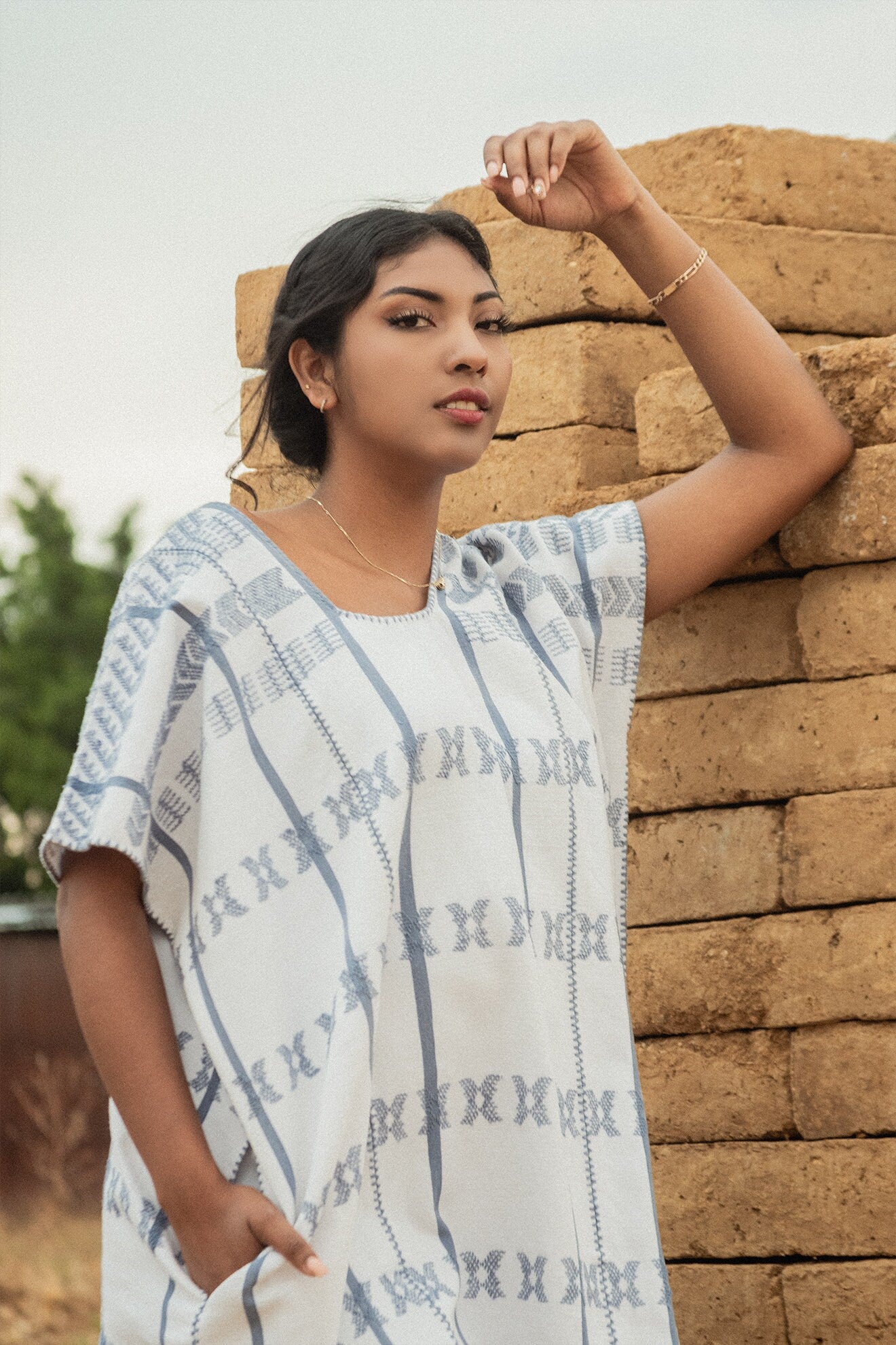 Huipil Mini/Vestido Oversize Blanco con Brocado Azul Grisáceo – Artesanía Oaxaqueña