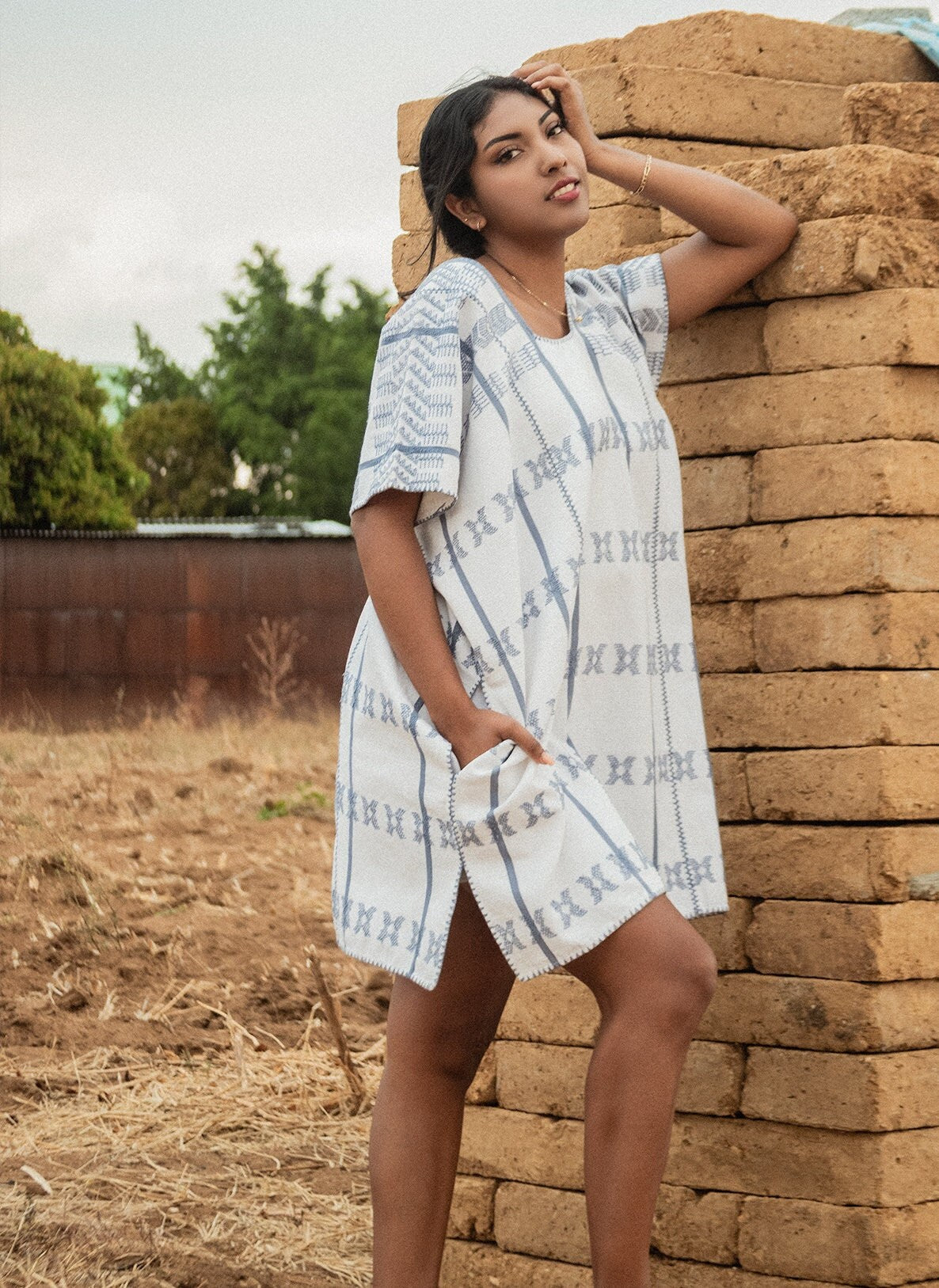 Huipil Mini/Vestido Oversize Blanco con Brocado Azul Grisáceo – Artesanía Oaxaqueña