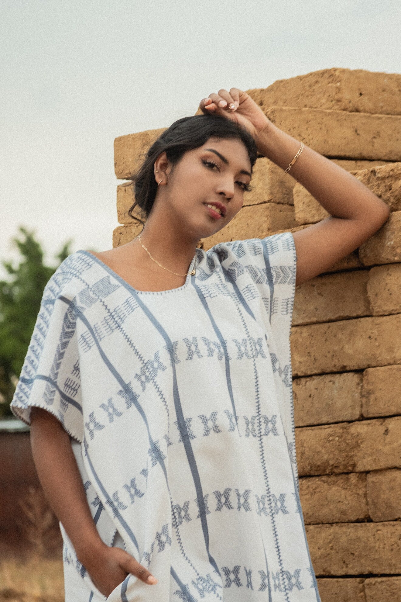 Huipil Mini/Vestido Oversize Blanco con Brocado Azul Grisáceo – Artesanía Oaxaqueña