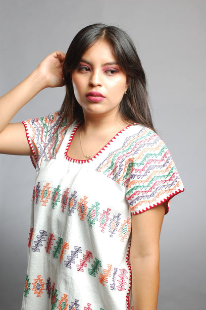 Huipil Blanco con Brocado Multicolor Mini y Detalles Vibrantes