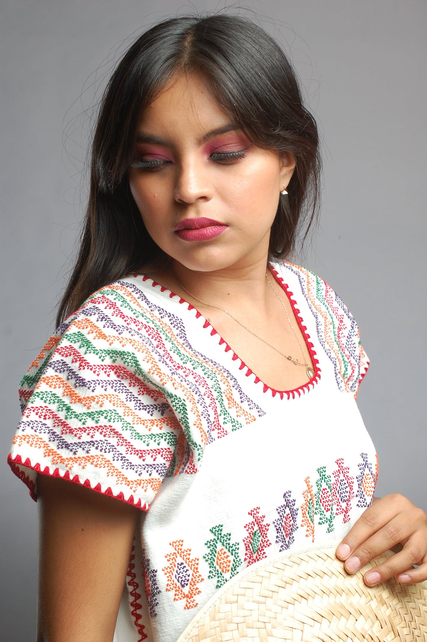 Huipil Blanco con Brocado Multicolor Mini y Detalles Vibrantes