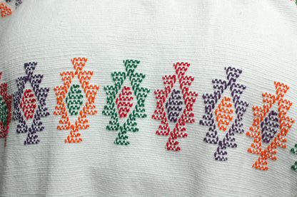 Huipil Blanco con Brocado Multicolor Mini y Detalles Vibrantes