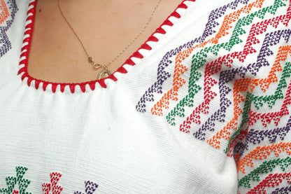 Huipil Blanco con Brocado Multicolor Mini y Detalles Vibrantes